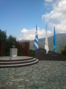 На горе у дер.Педулас - памятный крест и часовня, мемориал героям Балканской войны 1912-13гг. и памятник Михаилу Стиваросу 