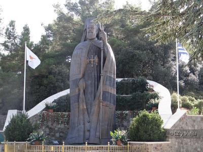 памятник Макариусу в Троодосе