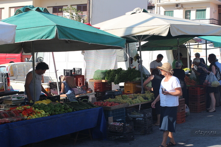 Рынок. / Продуктово-вещевой рынок в Агиос Николаосе (по средам с 07.00 до 13.00) (Крит, Греция)