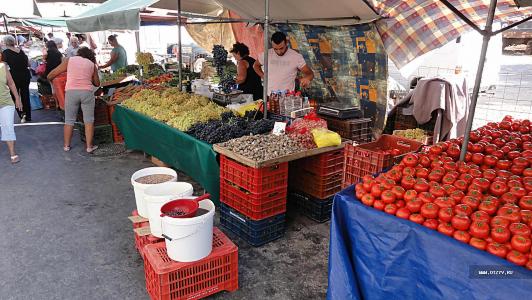 Рынок. / Продуктово-вещевой рынок в Агиос Николаосе (по средам с 07.00 до 13.00) (Крит, Греция)