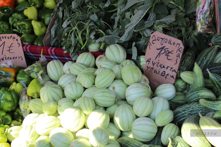 Смешные кабачки! / Продуктово-вещевой рынок в Агиос Николаосе (по средам с 07.00 до 13.00) (Крит, Греция)