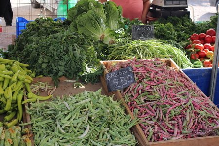 Молодая фасоль не дешовая! / Продуктово-вещевой рынок в Агиос Николаосе (по средам с 07.00 до 13.00) (Крит, Греция)