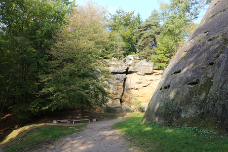 Скалы рядом с замком Кокоржин