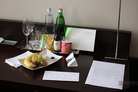 Приветственные письмо, открытка и фрукты от отеля...