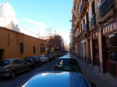 Улица выходит на площадь Испании