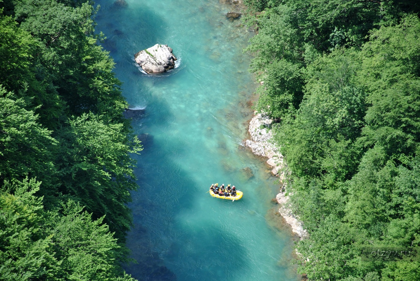 Черногория вид сверху у реки