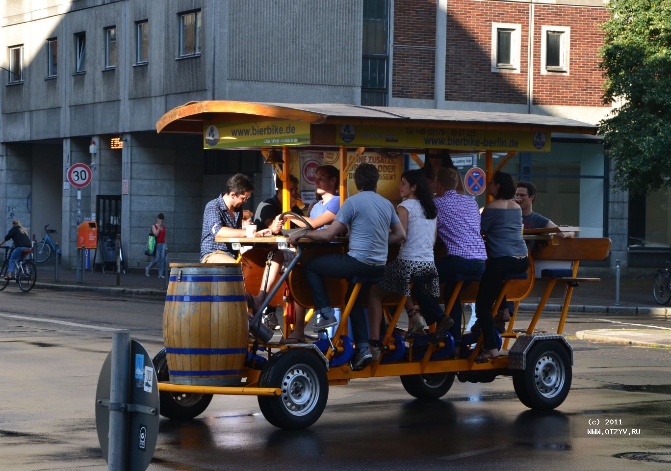 Пивной миле. Пивной фестиваль (Berliner Bierfestival).. Пивная миля Берлин фестиваль. Фестиваль пивная миля в Германии. Пивная миля 2023.