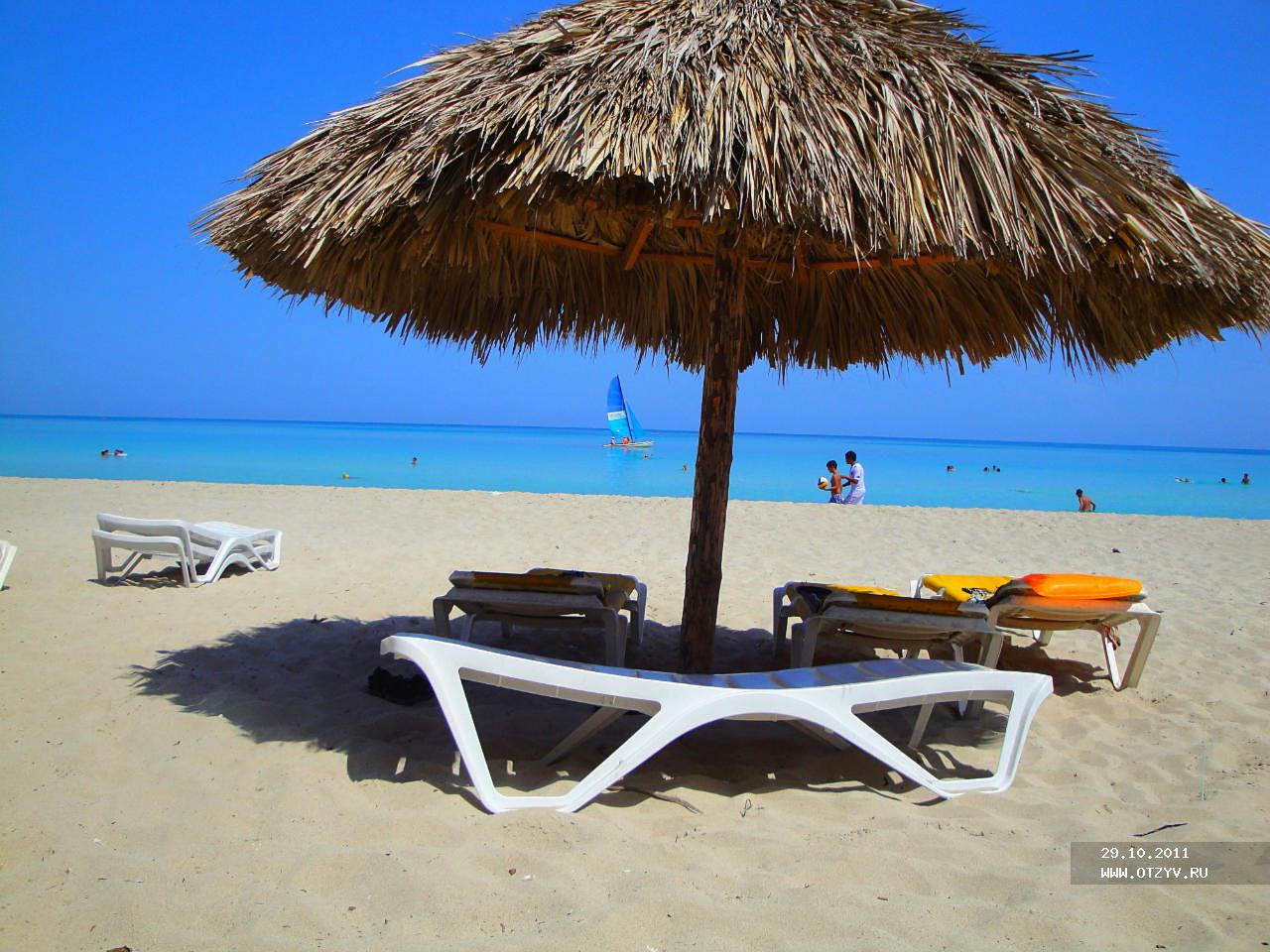 Свободная куба отзывы. Arenas Doradas 4 Варадеро. Куба отдых. Варадеро бар на пляже кресла. Стул Варадеро.