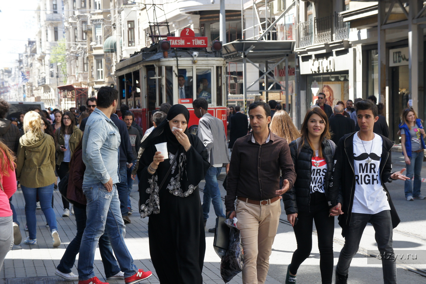 В чем ходить в стамбуле. Стамбул люди на улице. Турция люди на улице. Жители Турции. Турчанки на улицах Стамбула.
