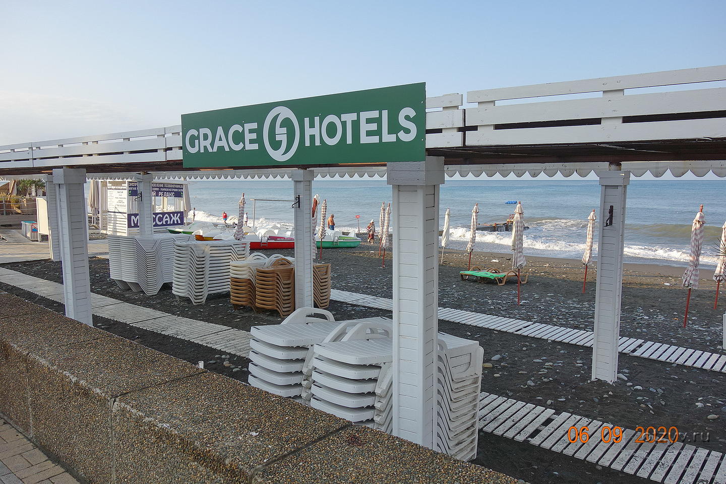 Пляж грейс сочи. Grace Global Адлер. Пляж Грейс Кипарис Адлер. Пляж Грейс Глобал. Глобал отель Адлер.