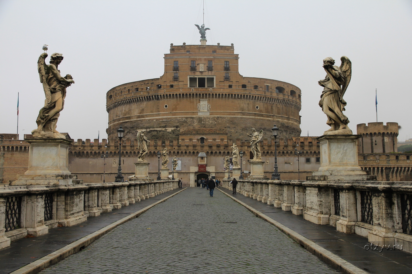 Первый и второй рим. Второй Рим. Рим два уровня. Памятник Фарсману 2 в Риме. Кто второй Рим.