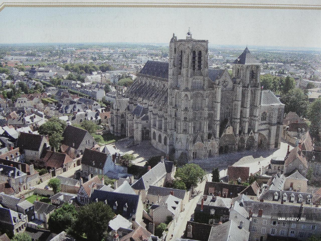 Как называется город возле. Bourges город во Франции. Сент-Этьен город. Saint Etienne город во Франции. Сент Этьен город центр.