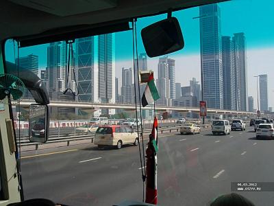 въезжаем в Дубай, слева ветка метро и небоскрёбы