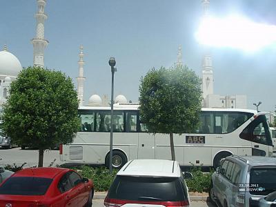 наш автобус на парковке у мечети