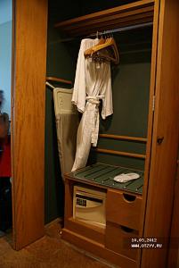 Сейф в номере, гладильная доска, утюг, халаты, тапочки.