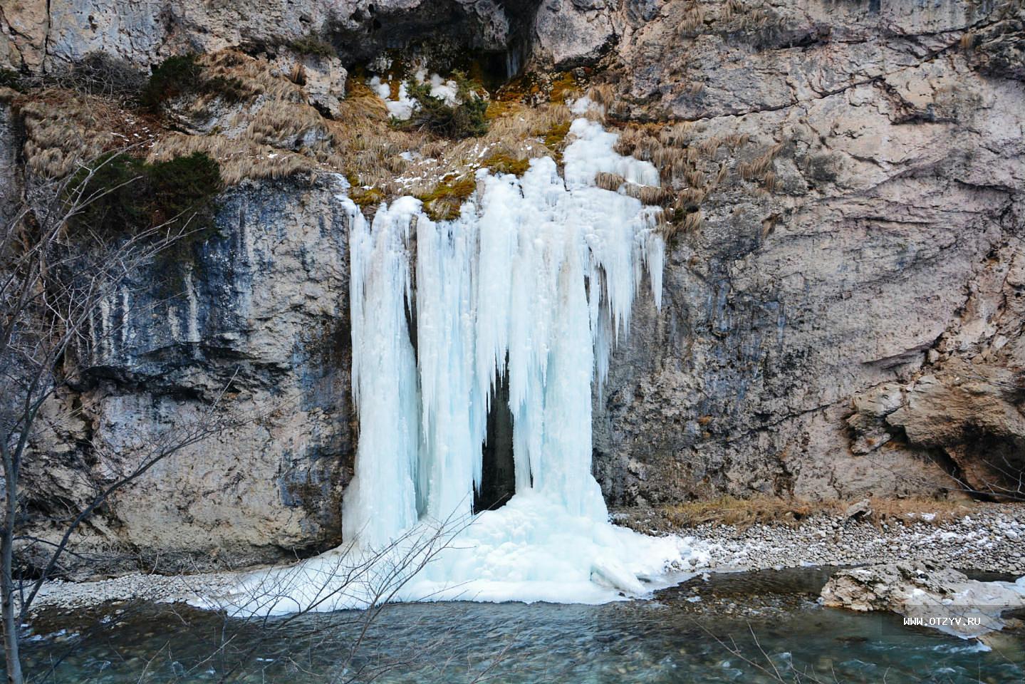 Домбай замерзший водопад