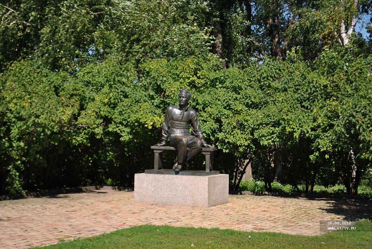 Памятник Лермонтова в Тарханах осенью