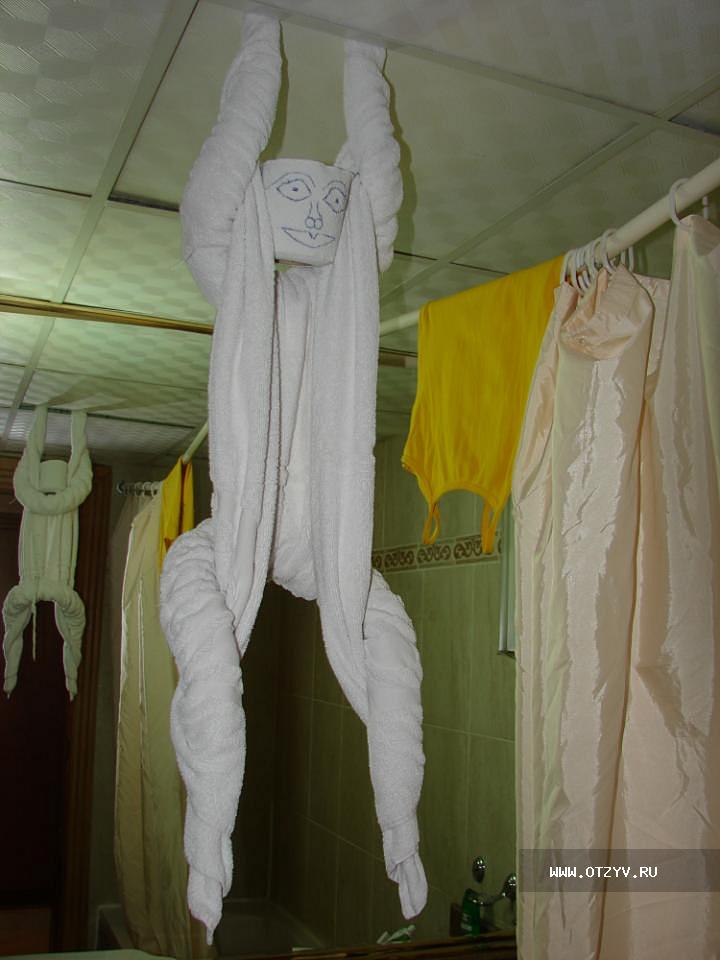 Горничная в Крыму показала, как крутить лебедя из полотенца. Наши номера не хуже, чем в Турции