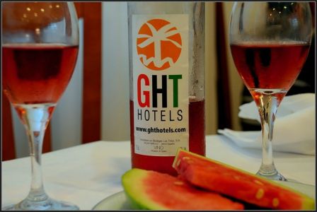 Вино с логотипом отеля