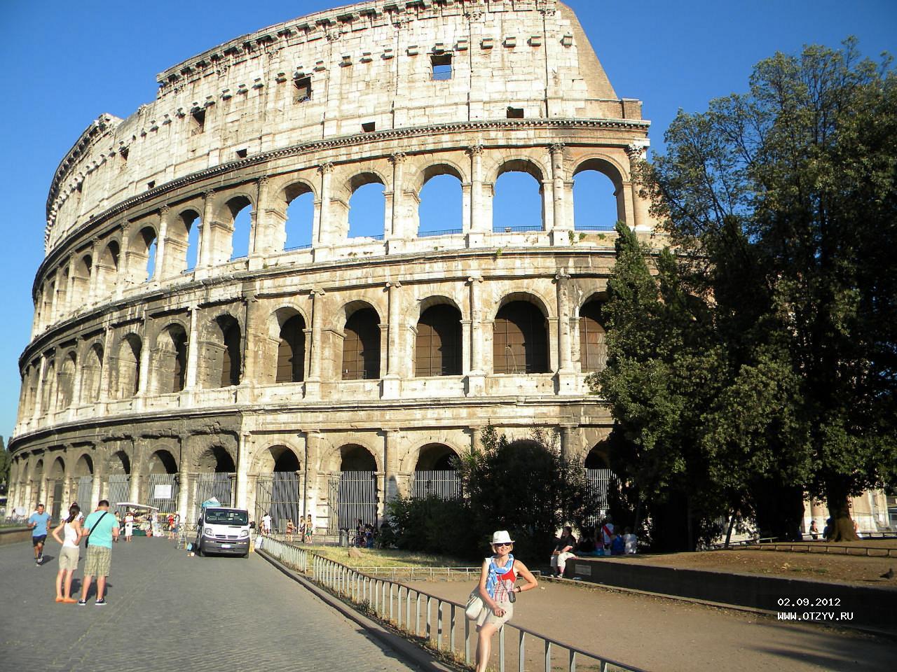 Рим часть вторая. Колизей вблизи. Рим фото города. Дорога около Колизея. Рим и Центральная Италия.