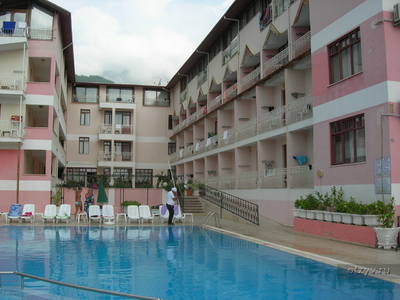 Это 2-й бассейн между корпусами отеля, там же детский, небольшой бассейн и рядом детская площадка