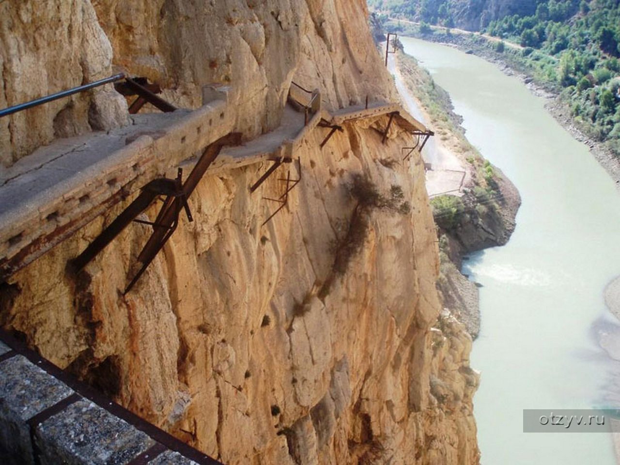 Пропасть появиться. Caminito del Rey озера. Бенахавис Испания горные тропинки. Самая опасная пешеходная тропа в мире. Самая опасная тропа в мире Испания.