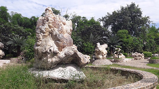 Крокодиловая ферма и парк миллионолетних камней