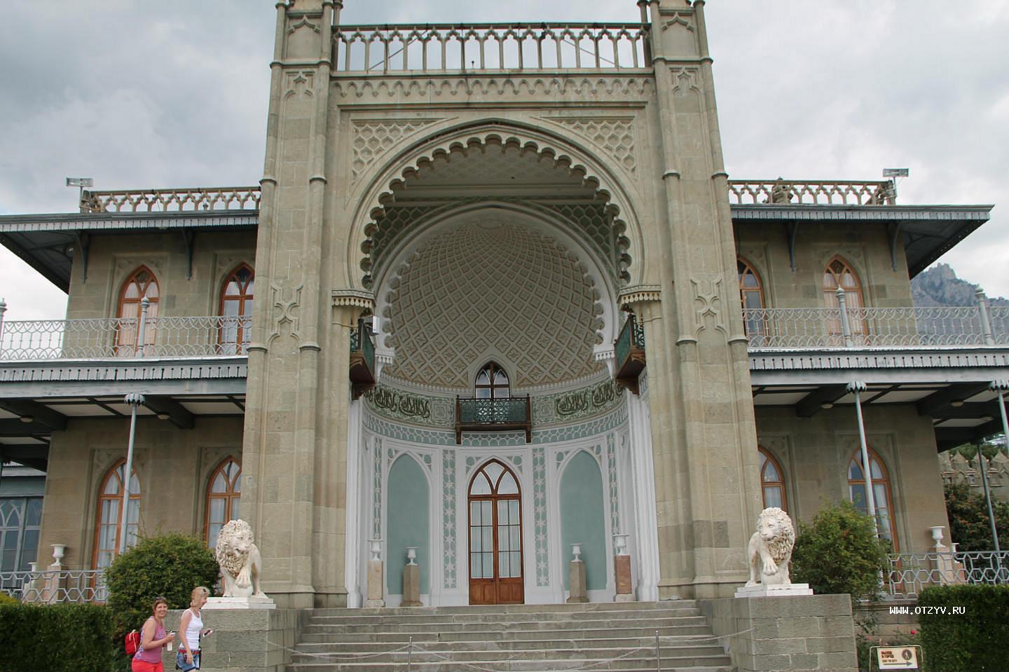 Дворец построенный в крыму. Дворец построенный в крыму. Воронцовский дворец мавританский стиль. Южный фасад воронцовского дворца в алупке. Дворцы в ялте воронцовский дворец.