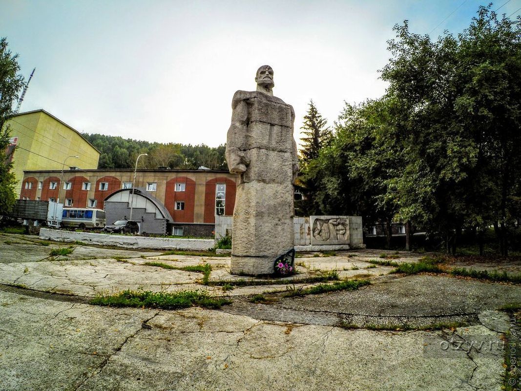 Златоуст лет. Памятник и Братская могила жертв расстрела 1903 года в Златоусте. Златоуст памятник расстрелянным 1903. Памятник жертвам расстрела 1903 года Златоуст. Златоуст монумент расстрелянным рабочим в 1903 году.