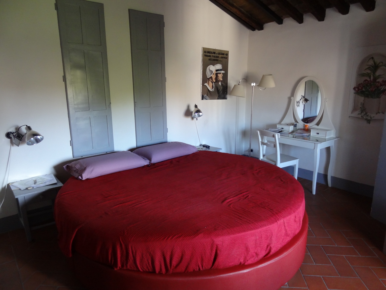 Круглая кровать красная в интерьере