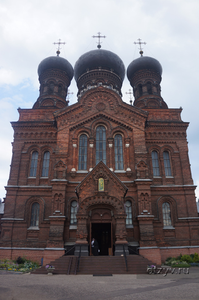 Церковь с черными куполами Казань