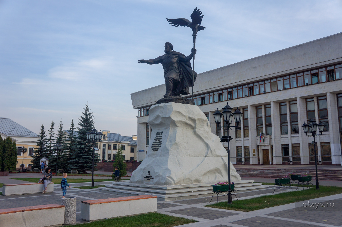 Памятники калуги. Достопримечательности Калуги коллаж. Памятник Калуга белый дом. Калуга достопримечательности Ника.