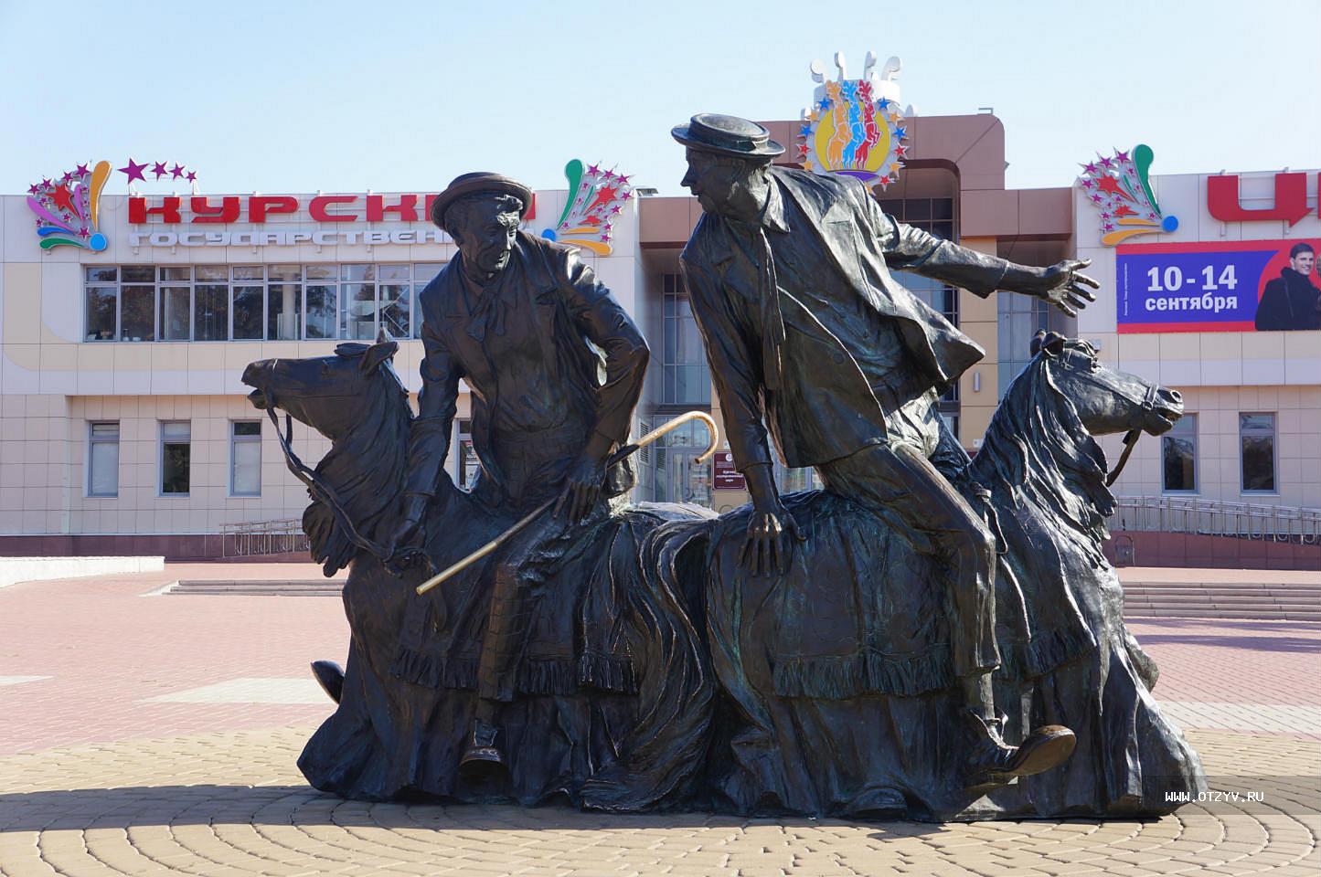 Памятники в курске. Памятник Никулину и Шуйдину в Курске. Памятник Юрию Никулину и Михаилу Шуйдину в Курске. Никулин и Шуйдин памятник в Курске. Памятник клоунам Курск.