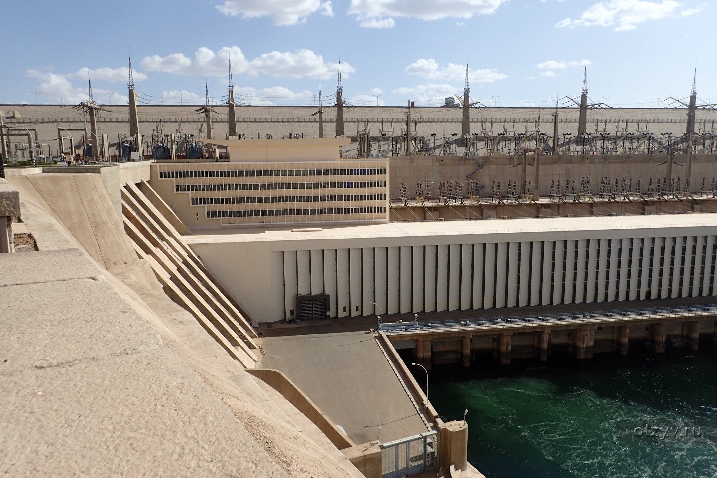 Кто строил дамбу в орске. Асуанская ГЭС Египет. Асуан плотина. Высотная Асуанская плотина. Асуан плотина Египет.