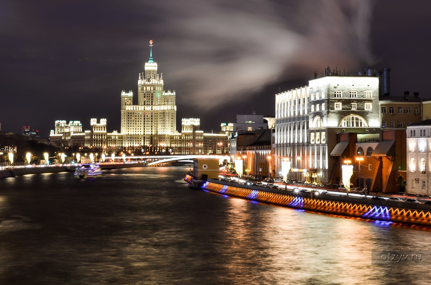 Набережная москвы фото. Раушская набережная Балчуг. Раушская набережная Москва. Раушская набережная Рэдиссон. Остров Москвы реки Раушская набережная.