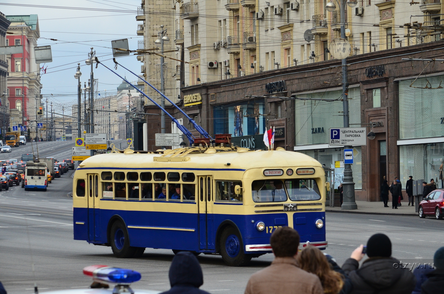 Желто синий троллейбус