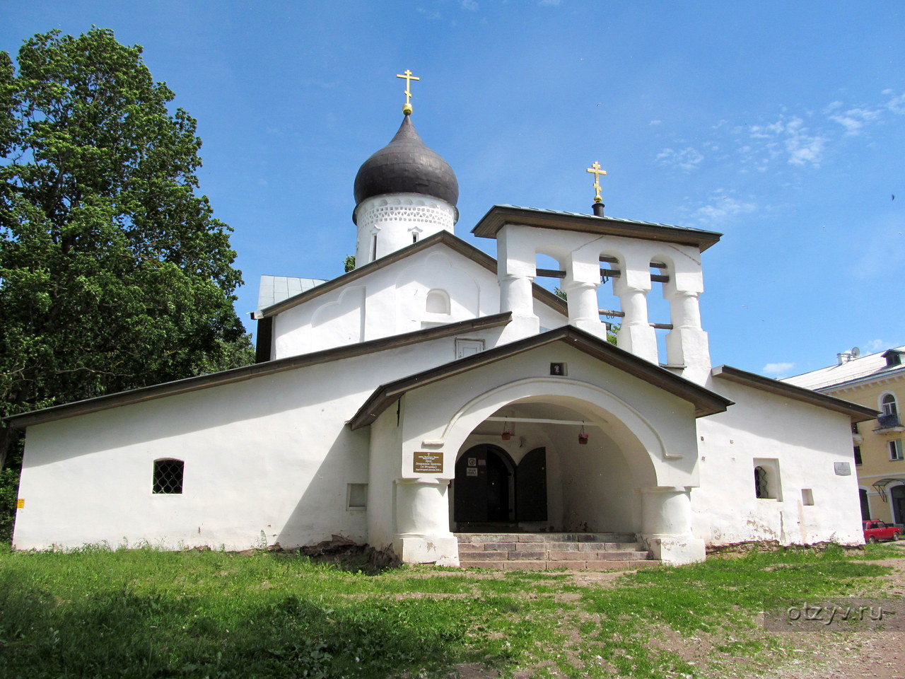 Псковская церковь фото. Храм Богоявления Господня Псков. Храм Богоявления с Запсковья Псков. Церковь пророка Ильи мокрого на Запсковье.