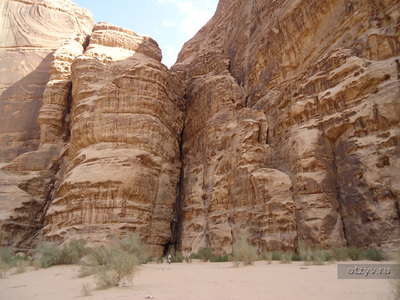 Скалы огромные(внизу фигурка человека)