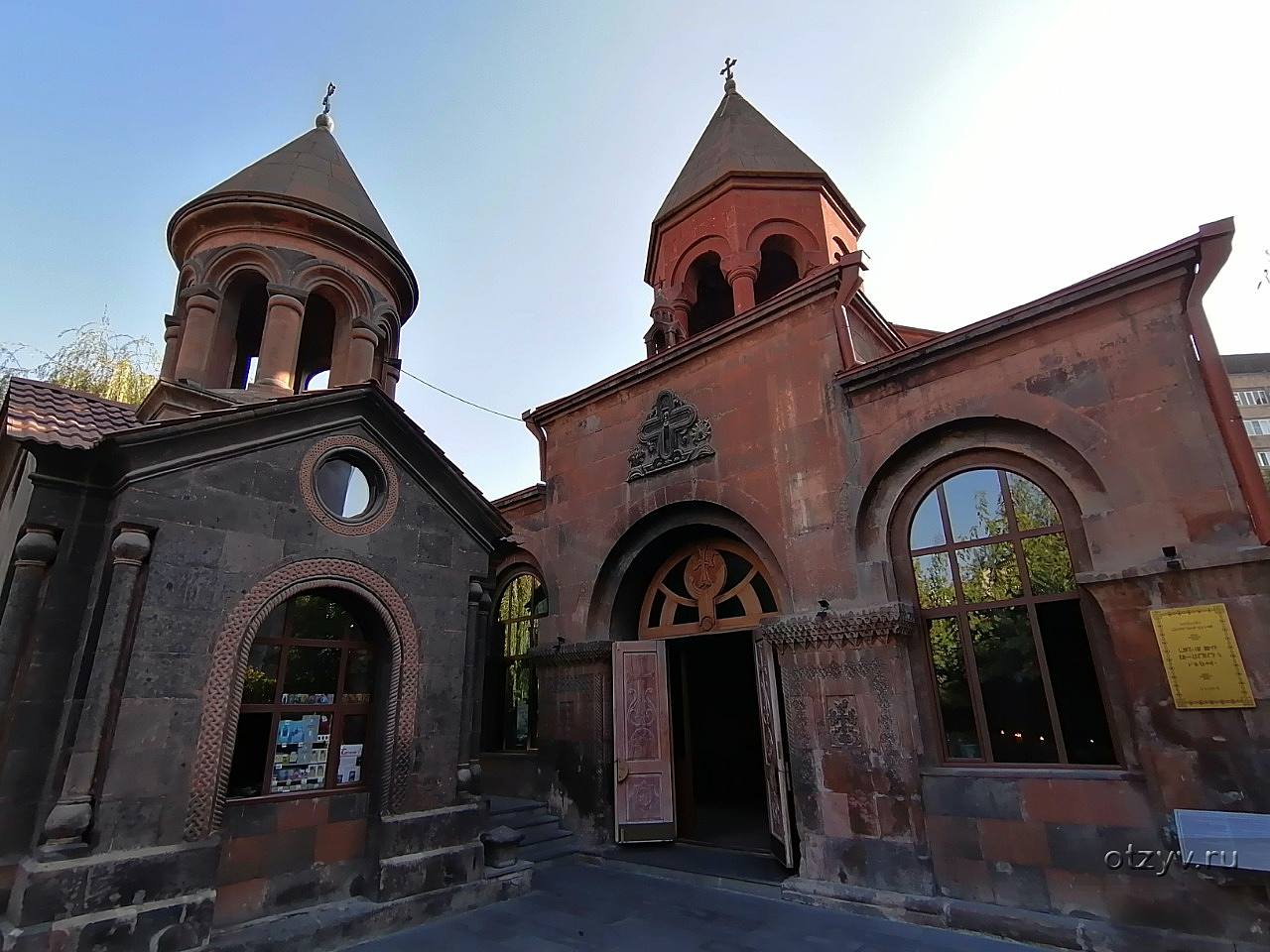 Улица Абовяна в Ереване. Церковь в Ереване ул Абовян. Улица Абовяна Гюмри. Армения город Абовян улицы.