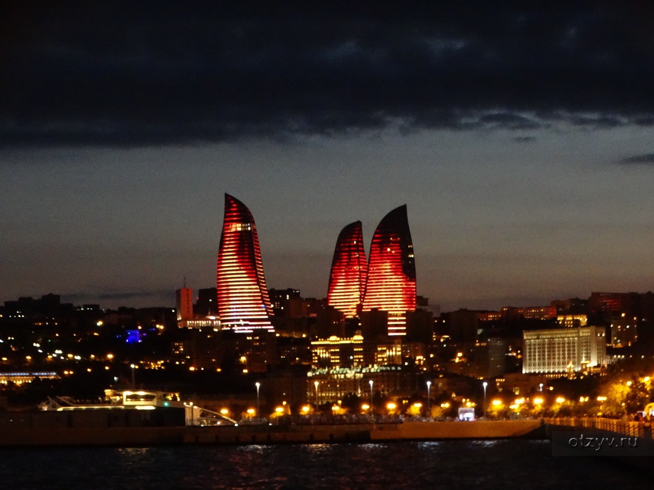 Время в азербайджане в баку. Баку башни пламени. Пламенные башни Азербайджан. Огненные башни в Баку. Пламенеющие башни Баку.