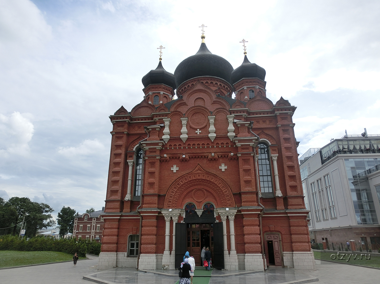 Храм с черными куполами в Москве