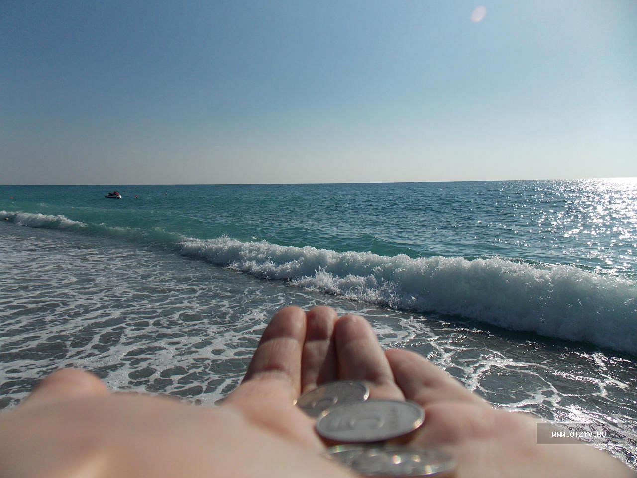 Можно на другое море. Монетка в море. Море монет. Кинуть монетку в море. Рука в море.