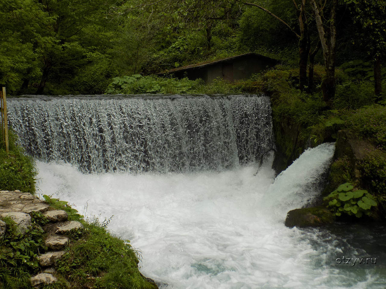 Абхазия водопад с красной водой