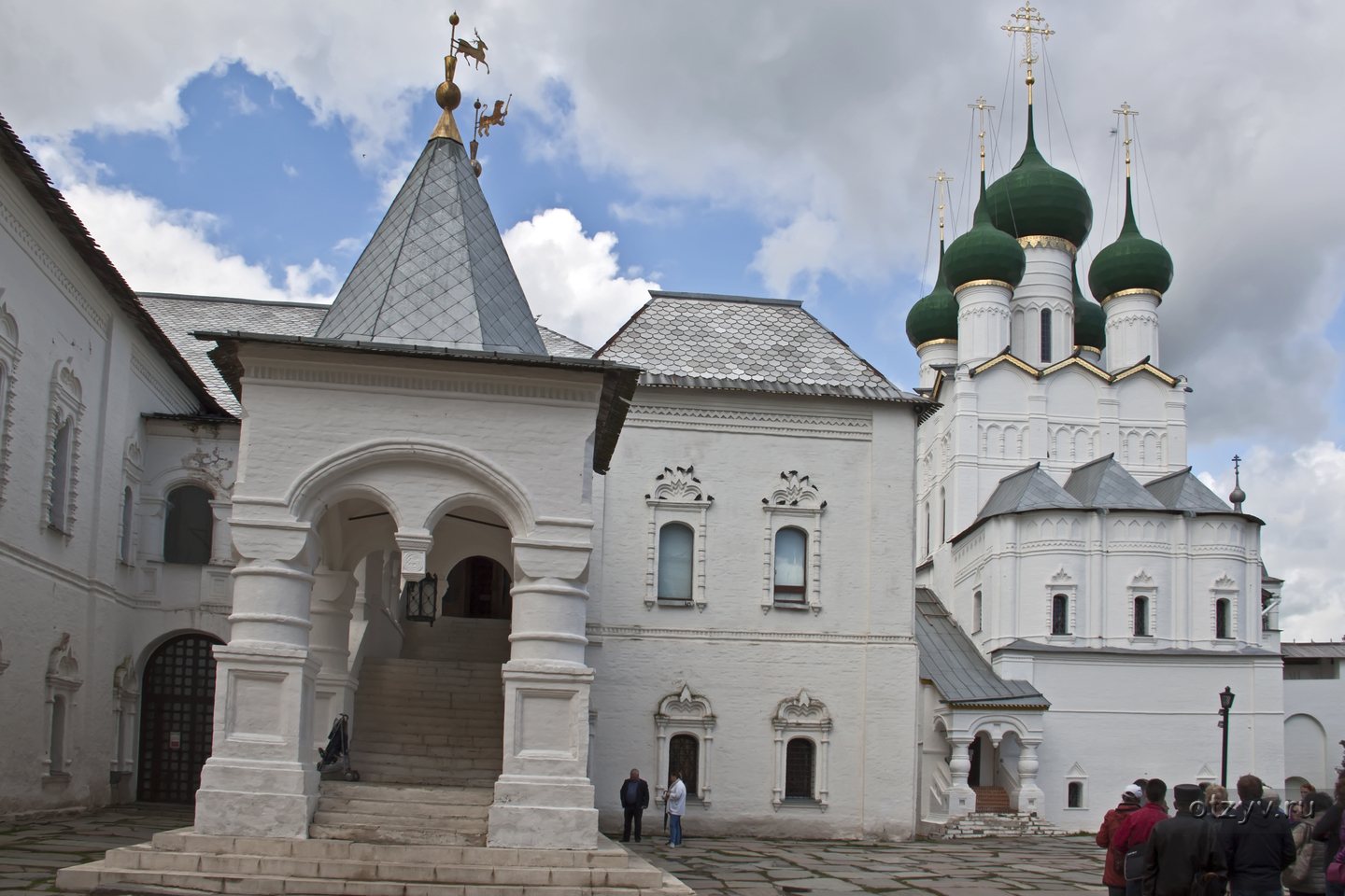 В каком городе снят. Кремль Ростов Великий Иван Васильевич. Ростов Великий «Иван Васильевич меняет профессию» храм. Ростов Великий Иван Васильевич меняет. Ростов Великий Иван Васильевич меняет профессию.