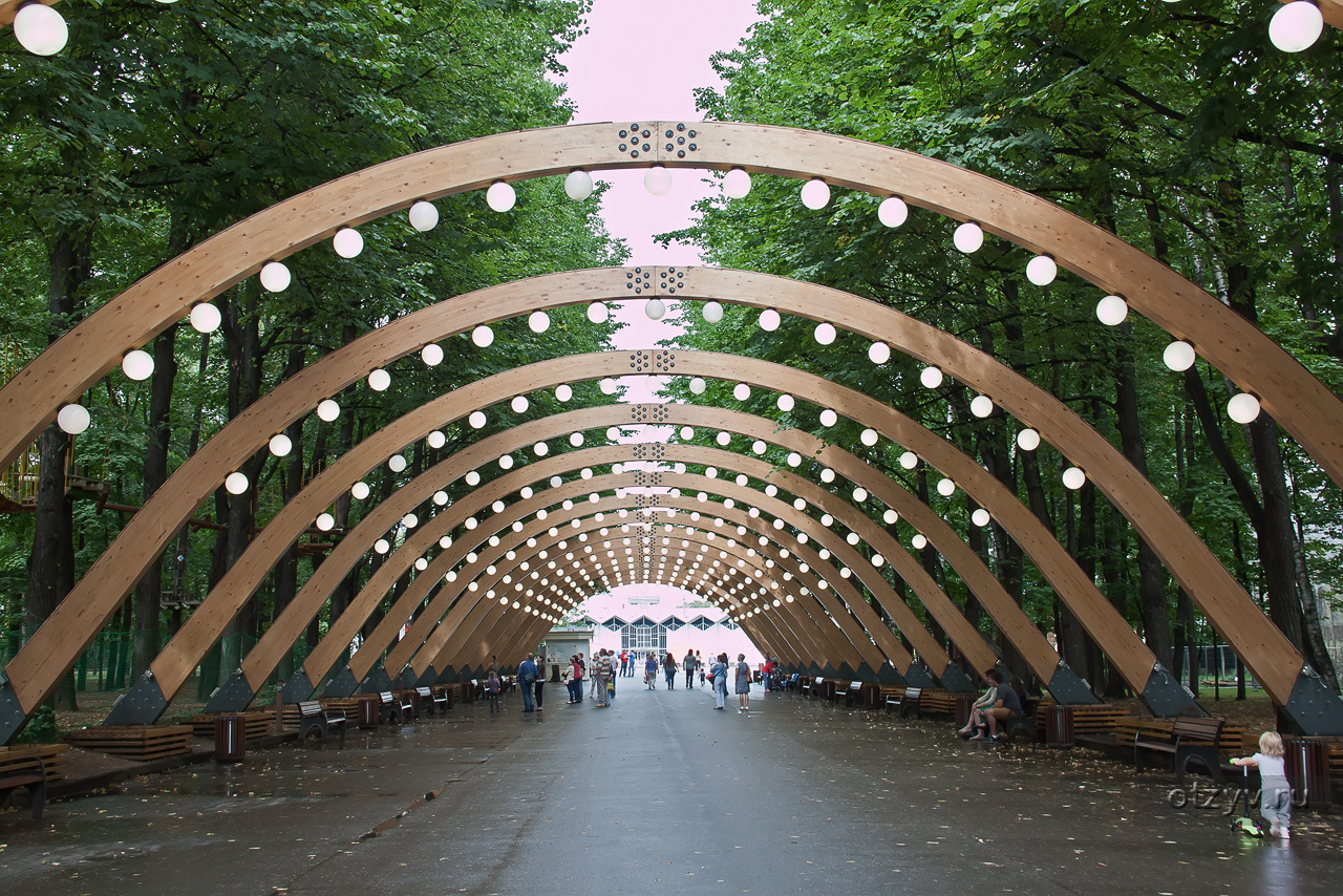 Аллея арок в парке Сокольники