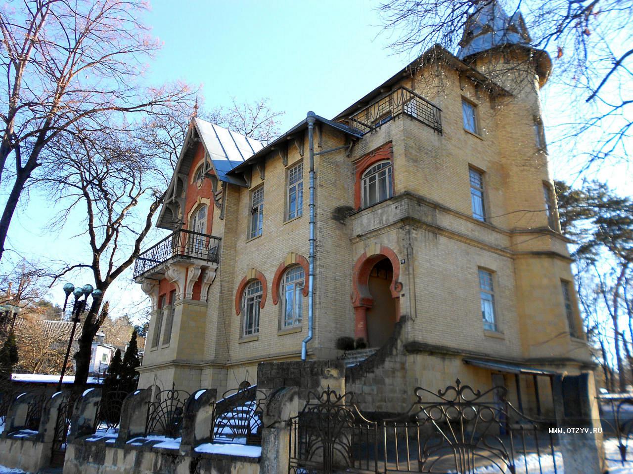 Фото домов кисловодска. Кисловодск Модерн особняки. Особняк Иваницкой Кисловодск. Старинные особняки Кисловодска. Особняк Цатурова в Кисловодске.