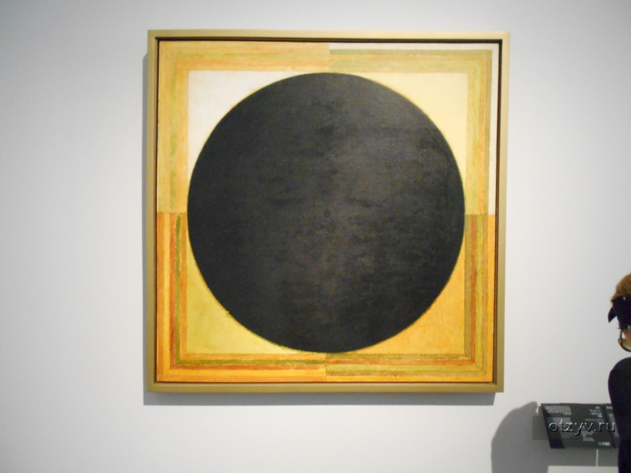 Картина черный круг. Черный квадрат в музее Абу Даби.