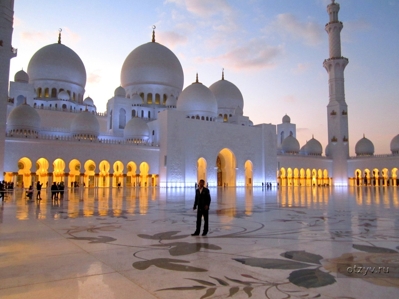 Погода в абу даби температура воды. Мечеть шейха Зайда Абу-Даби. Белая мечеть в Абу-Даби. Абу Даби белая мечеть шейха. Абу Даби достопримечательности.