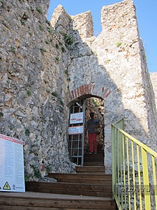 Конец пути по лестнице - вход в замок, далее все фото сделаны уже внутри крепости