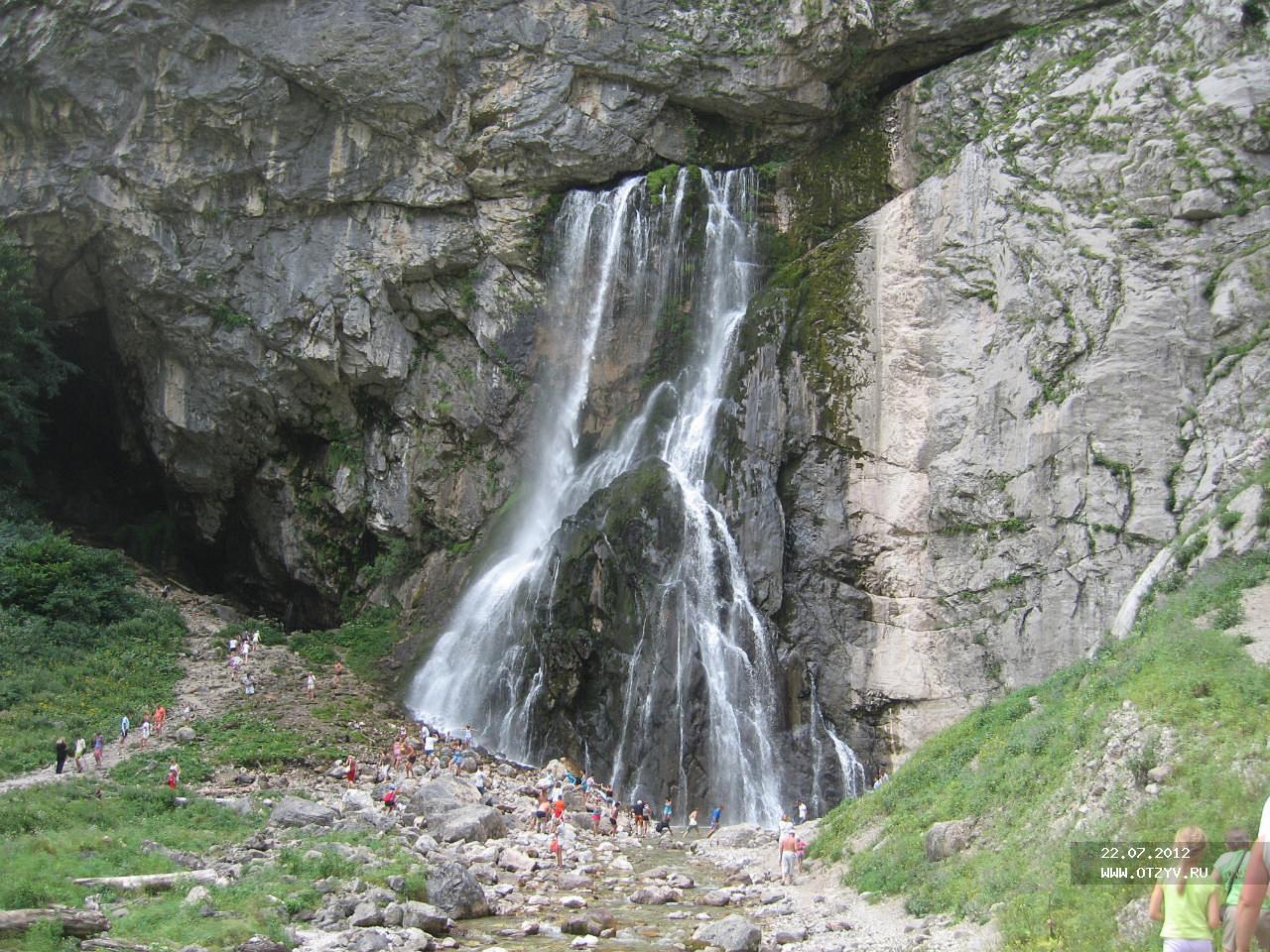 Водопад высокой скалы Абхазия